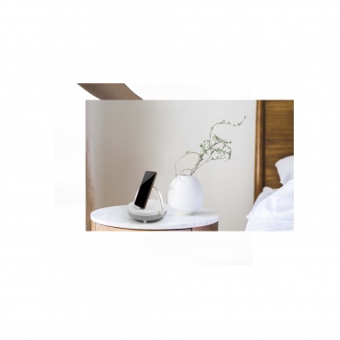 Logo trade ärikingitused foto: Prixtoni 4-in-1 10 W Bluetooth® kõlar LED-tule ja juhtmevaba laadimisalusega