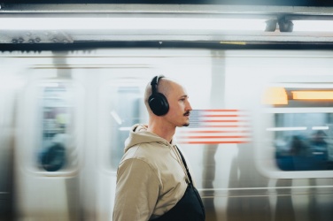 Logotrade firmakingituse foto: Irvine RCS taaskasutatud ja parandatavad ANC juhtmevabad kõrvaklapid