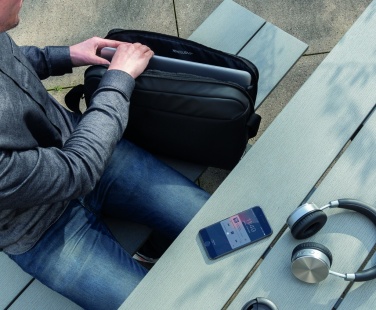 Logotrade reklaamkingituse foto: Madridi RFID USB 15,6" sülearvutikott PVC-vaba