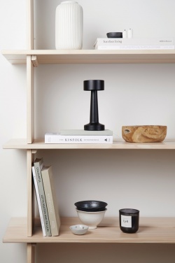 Logo trade ärikingi pilt: VINGA Maris RCS metallist ja taaskasutatud ABS-ist laualamp