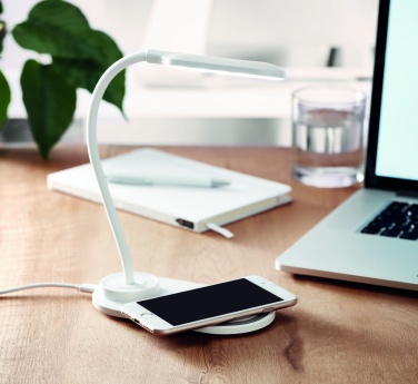 Logotrade ärikingituse foto: Lauavalgusti ja laadija 10W