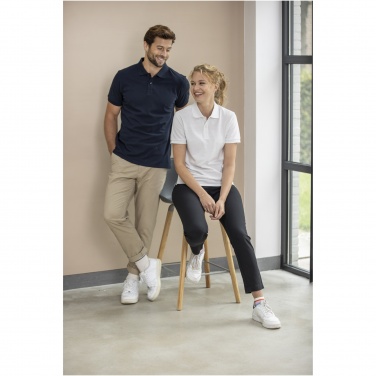 Logo trade liikelahjat mainoslahjat kuva: Emerald lyhythihainen unisex Aware™-poolopaita kierrätetystä materiaalista