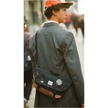 Logotrade dāvanas foto: Herschel Cove pārstrādāta kurjera soma 22,5L