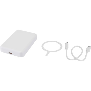 Logotrade biznesa dāvanas foto: Acrab 5000 mAh 15 W magnētiskā bezvadu pārnēsājamā uzlādes ierīce ar 20 W strāvas padevi - izgatavota no pārstrādātas plastmasas