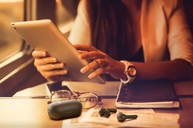 Лого трейд pекламные cувениры фото: Motorola IPX5 TWS MOTO buds 85